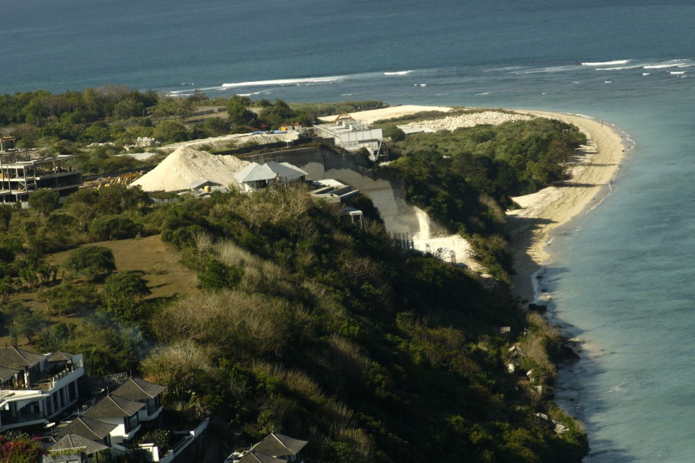 Pembangunan hotel di kawasan Ungasan ini melanggar sempadan pantai. Foto Anton Muhajir.