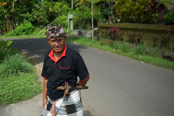 PECALANG. Nyoman Rame, salah satu pecalang/ keamanan desa yang bertugas mengamankan Desa Buahan pada Nyepi Kasa 8 Juli 2013. Hanya Pecalang yang diperbolehkan berjalan-jalan saat Nyepi Kasa karena menjalankan tugas.